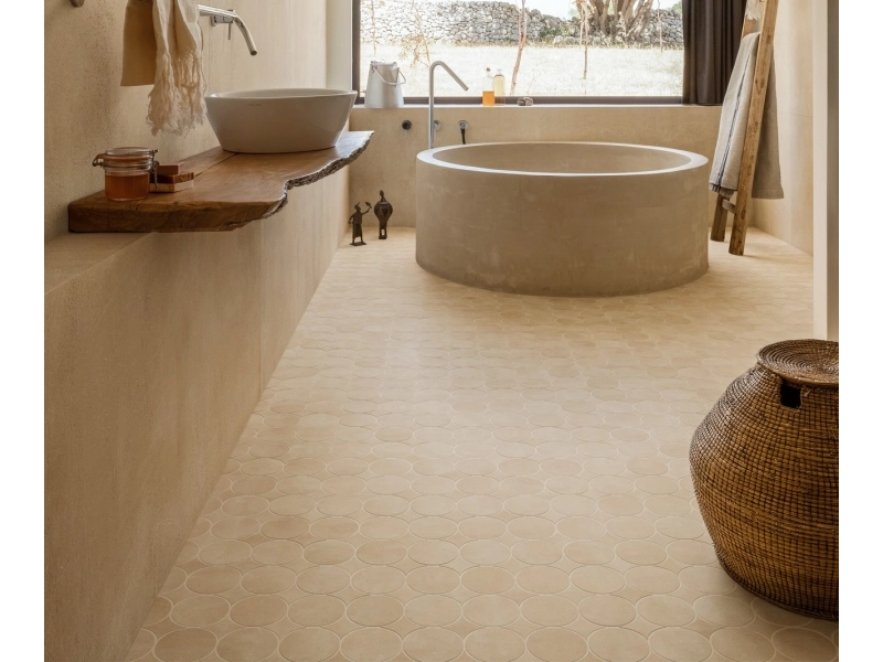 Marazzi Slow – gres imitujący terakotę w jasnym, przestronnym salonie