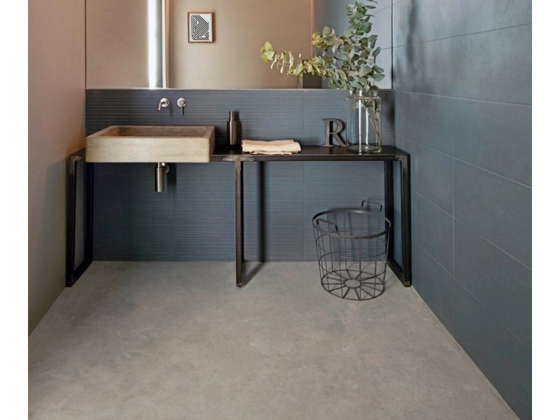 Płytki Marazzi Chalk imitujące beton w eleganckim holu i salonie