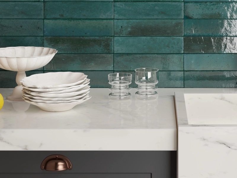 Marazzi Lume gres o efekcie cegły w salonie z dużym oknem tarasowym