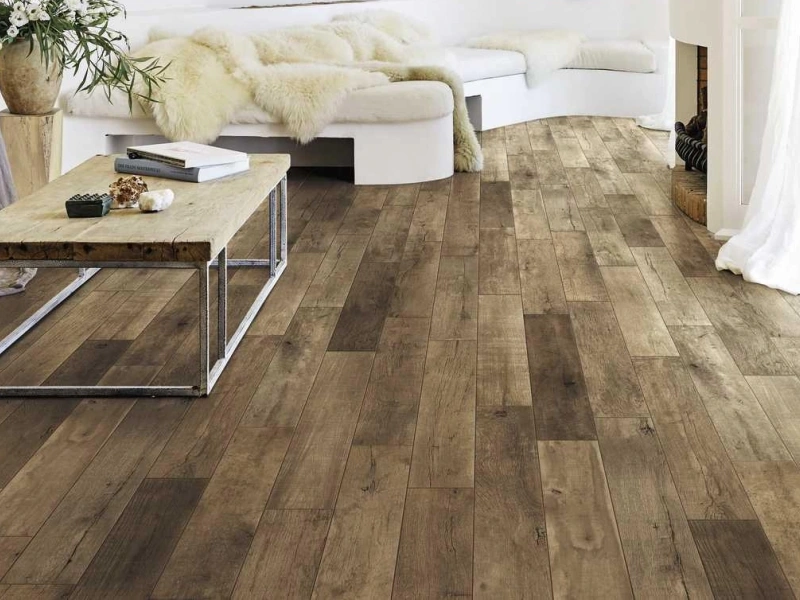 Płytki Marazzi Treverkstage efekt drewno w nowoczesnej aranżacji salonu
