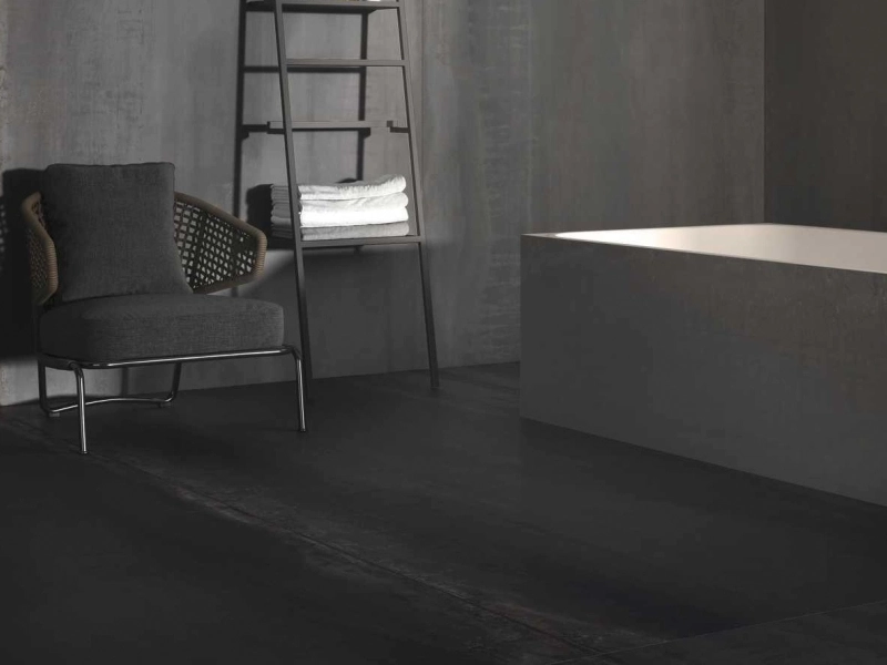 Gres Marazzi Grande Metal Look efekt metal w przestronnym salonie z oknami tarasowymi