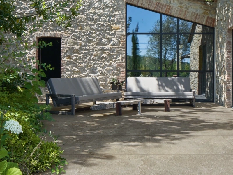 Marazzi Mystone Pietra Ligure – gres imitujący kamień naturalny w nowoczesnym domu jednorodzinnym