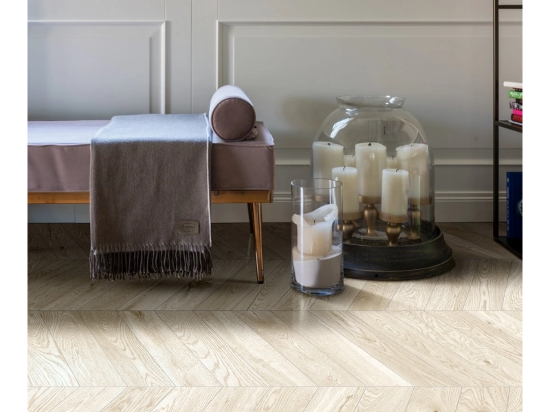 Płytki gresowe Marazzi Vero efekt drewno w salonie utrzymanym w jasnych tonach