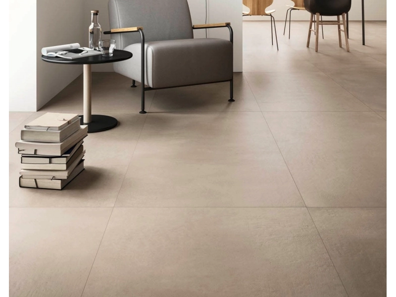 Marazzi Powder gres o efekcie betonu na podłodze w nowoczesnym domu