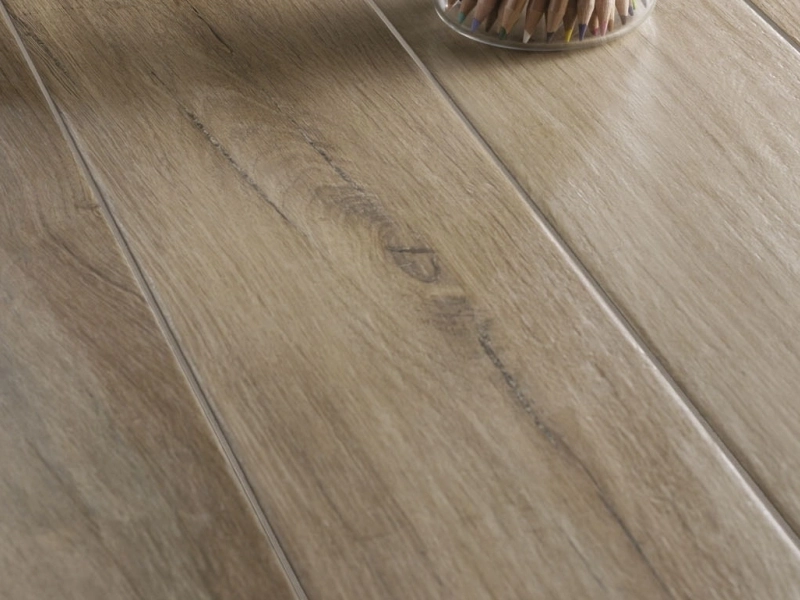 Wielkoformatowy gres Marazzi Treverkmood efekt drewno w salonie z kominkiem