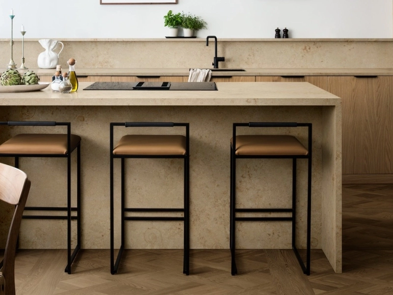 Płytki Marazzi Grande Stone Look imitujące kamień naturalny w nowoczesnej aranżacji z dużą ilością światła
