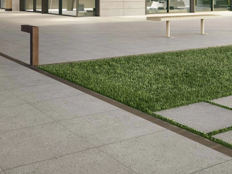 Płytki Marazzi Mystone Gris Fleury efekt kamień naturalny w salonie z otwartą kuchnią