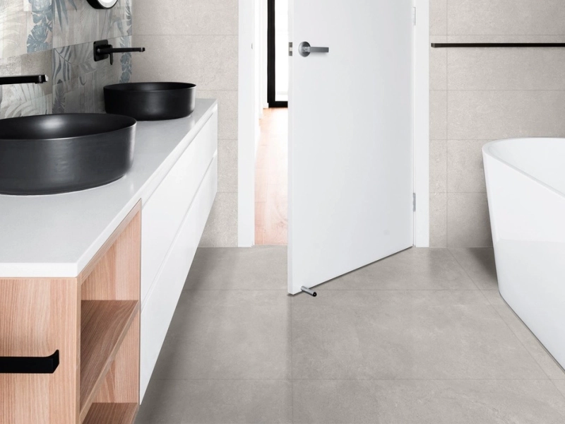 Płytki gresowe Marazzi Stream efekt kamień naturalny w eleganckim salonie z dużymi przeszkleniami