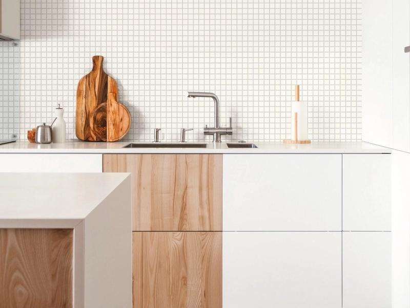 Gres Marazzi Colorplay efekt kolor w przestronnym salonie z oknami tarasowymi
