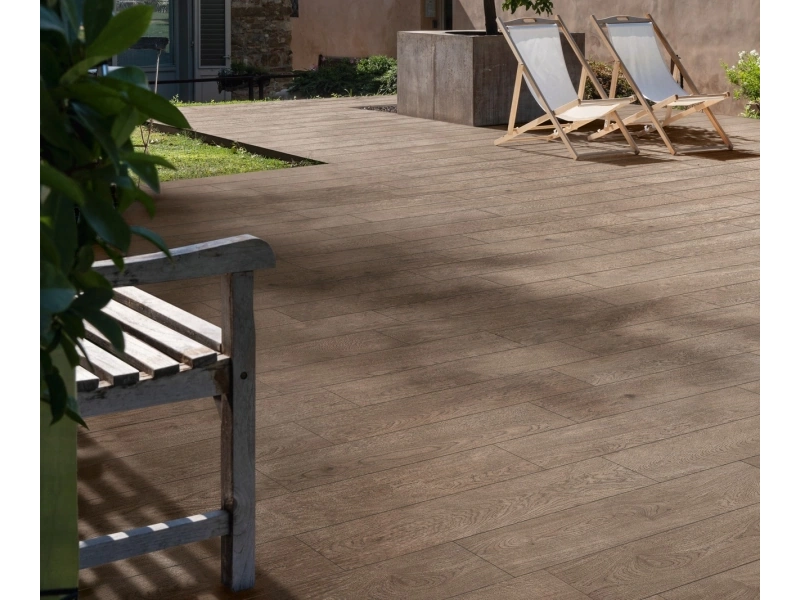 Gres porcelanowy Marazzi Vivo drewno w minimalistycznym wnętrzu