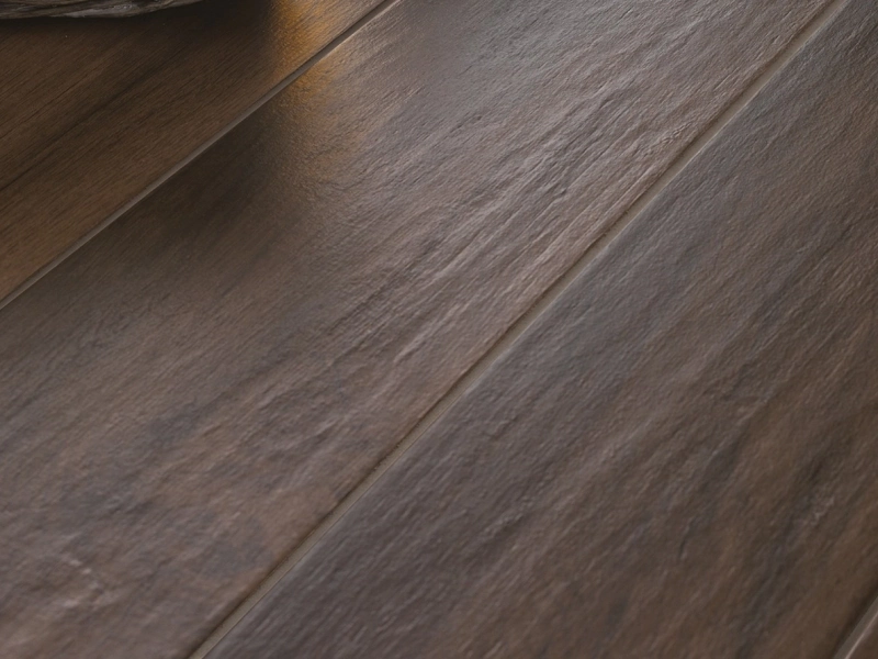 Płytki gresowe Marazzi Treverkmood efekt drewno w nowoczesnym salonie z drewnianymi akcentami