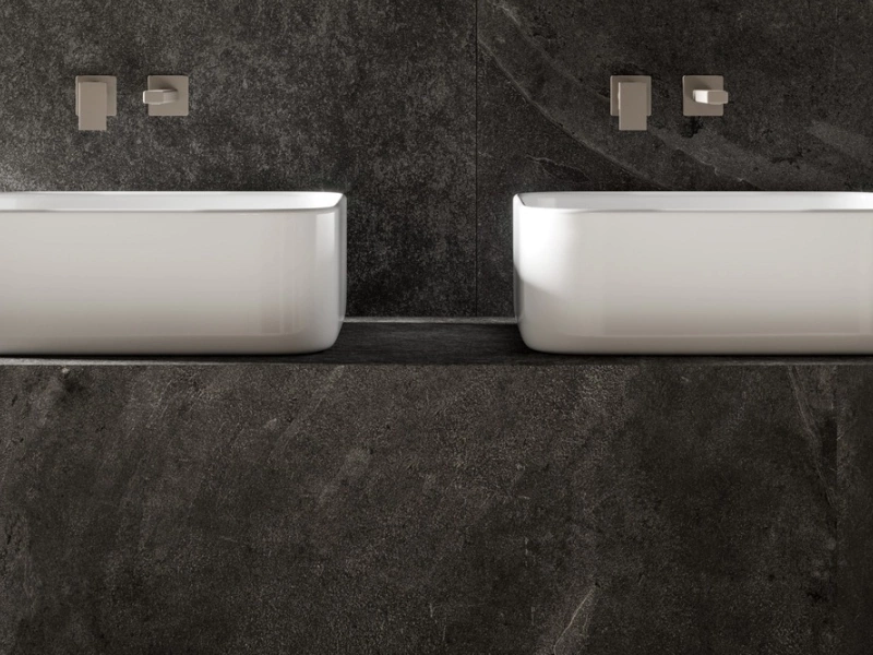 Płytki Marazzi Mystone Ardesia imitujące kamień naturalny w eleganckim holu i salonie