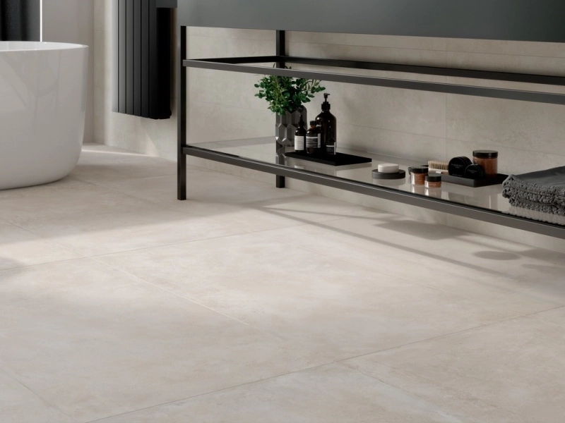 Płytki gresowe Marazzi Plaza efekt beton w nowoczesnym salonie z drewnianymi akcentami