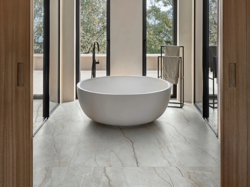 Płytki gresowe Marazzi Mystone Silver Root efekt kamień naturalny w eleganckim salonie z dużymi przeszkleniami