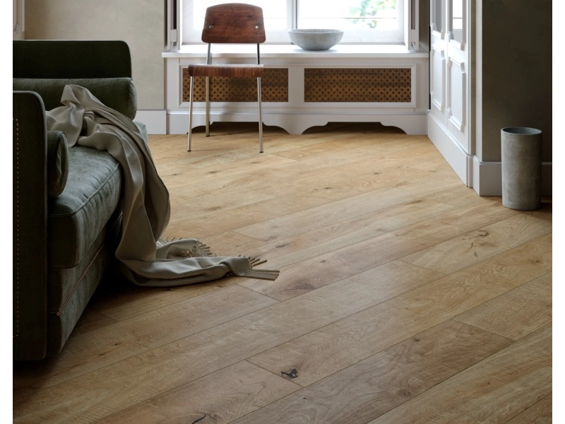 Marazzi Vero – gres imitujący drewno w jasnym, przestronnym salonie