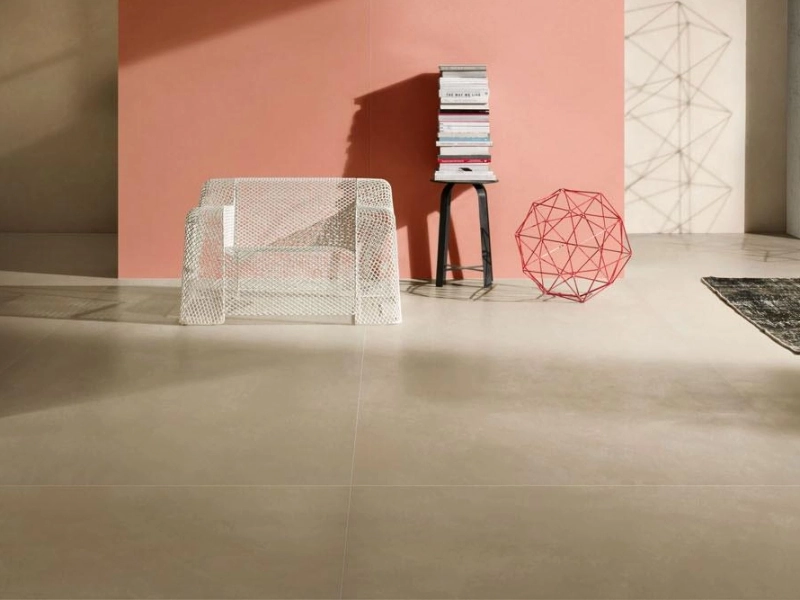 Płytki Marazzi Grande Resin Look imitujące żywica w eleganckim holu i salonie
