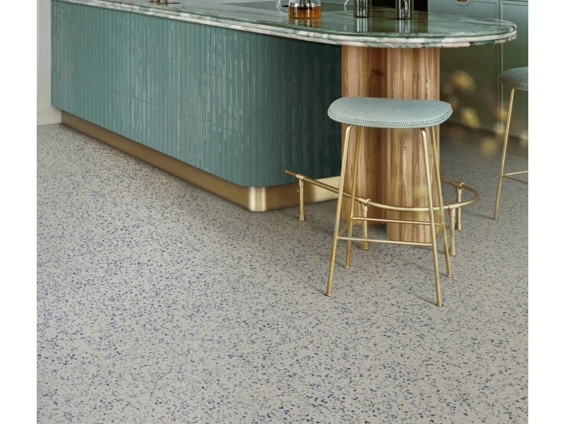 Płytki gresowe Marazzi Frammento efekt terrazzo w eleganckim salonie z dużymi przeszkleniami