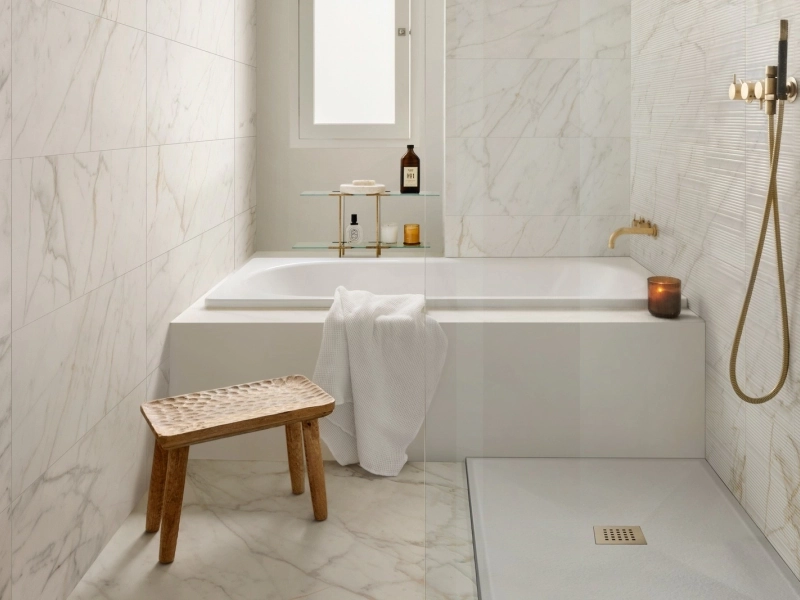 Płytki Marazzi Fabula Wall imitujące marmur w eleganckim holu i salonie