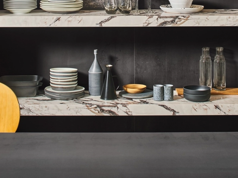 Płytki gresowe Marazzi Grande Metal Look efekt metal w eleganckim salonie z dużymi przeszkleniami