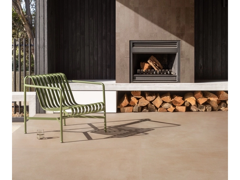 Wielkoformatowy gres Marazzi Artcraft efekt terakota w salonie z kominkiem