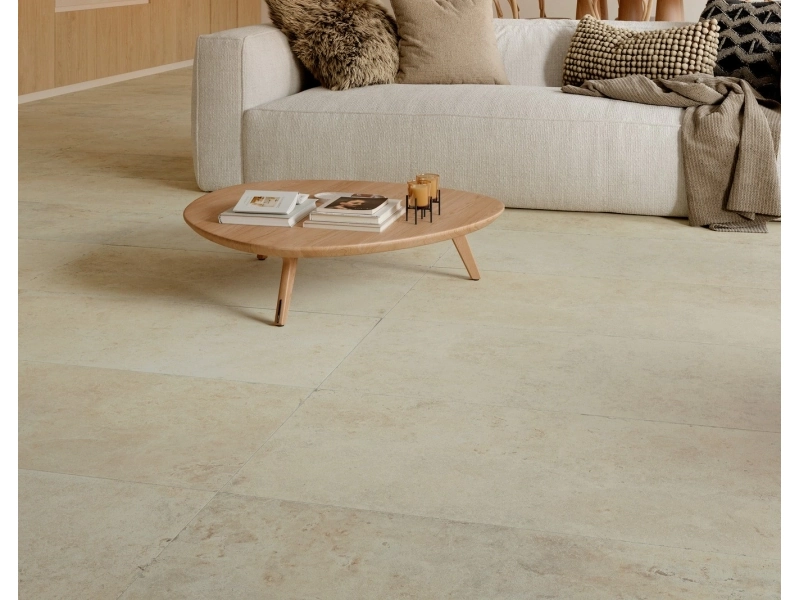 Płytki Marazzi Uniche efekt kamień naturalny w nowoczesnej aranżacji salonu