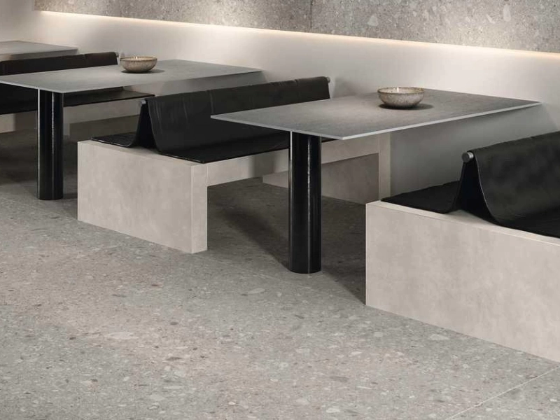 Płytki Marazzi Grande Stone Look efekt kamień naturalny w nowoczesnym wnętrzu z dużymi formatami