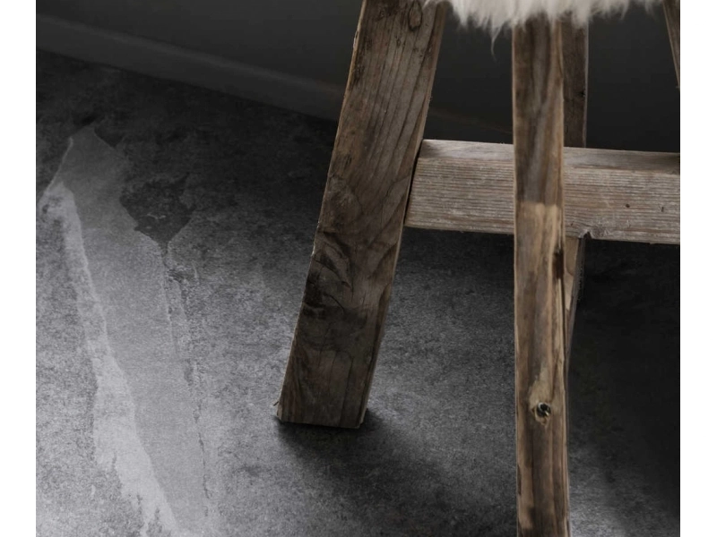 Marazzi Mystone Ardesia – gres imitujący kamień naturalny w nowoczesnym domu jednorodzinnym
