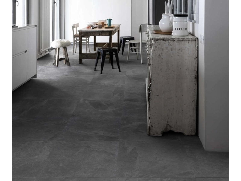 Wielkoformatowy gres Marazzi Mystone Ardesia efekt kamień naturalny w salonie z widokiem na ogród