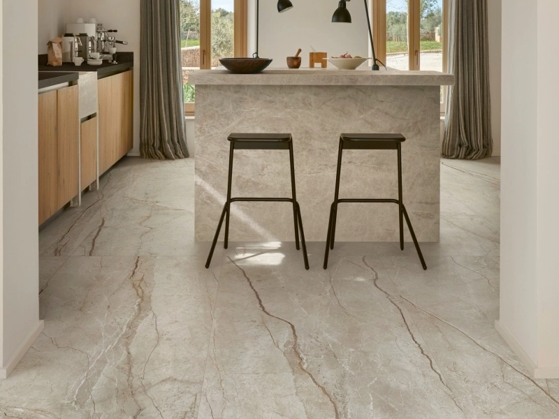 Płytki Marazzi Mystone Silver Root imitujące kamień naturalny w eleganckim holu i salonie