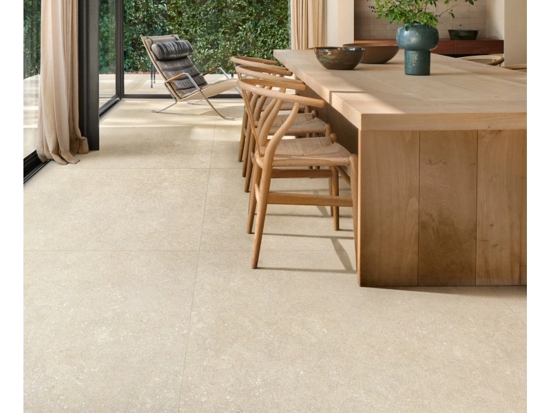 Wielkoformatowy gres Marazzi Mystone Berici efekt kamień naturalny w salonie z kominkiem