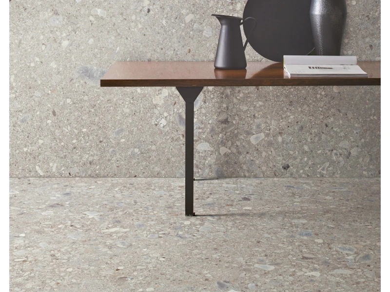 Płytki gresowe Marazzi Grande Stone Look efekt kamień naturalny w nowoczesnym salonie z drewnianymi akcentami