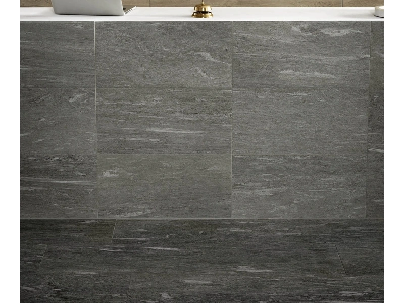 Płytki gresowe Marazzi Mystone Pietra DI Vals efekt kamień naturalny w nowoczesnym salonie z drewnianymi akcentami