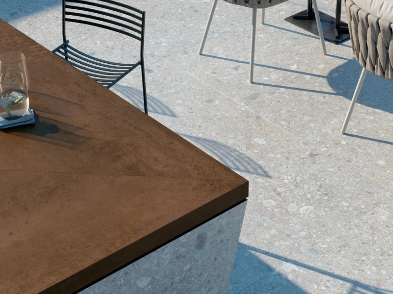 Płytki Marazzi Grande Metal Look efekt metal w salonie z otwartą kuchnią