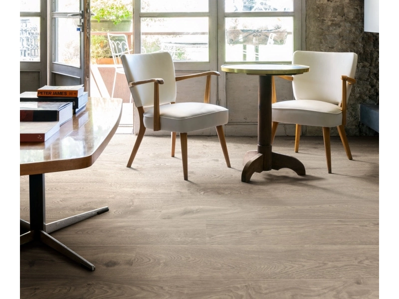 Płytki Marazzi Vero imitujące drewno w salonie z dużym przeszkleniem