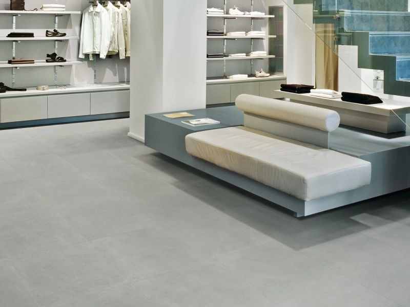 Marazzi Slow Cold gres o efekcie terakoty w nowoczesnym apartamencie