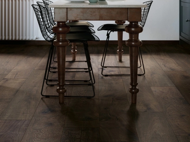 Płytki Marazzi Vero efekt drewno w nowoczesnej aranżacji salonu