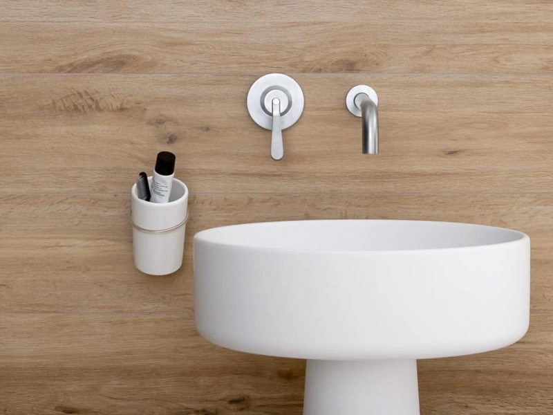 Marazzi Treverktrend – gres imitujący drewno w jasnym salonie w stylu skandynawskim
