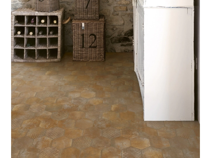 Płytki Marazzi Cotti D'italia efekt terakota w salonie z otwartą kuchnią