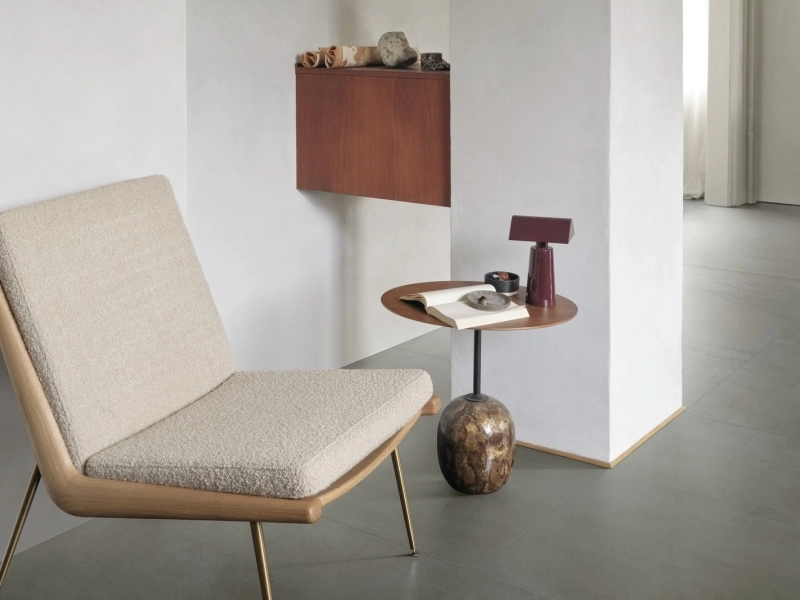 Płytki gresowe Marazzi Slow Cold efekt terakota w eleganckim salonie z dużymi przeszkleniami
