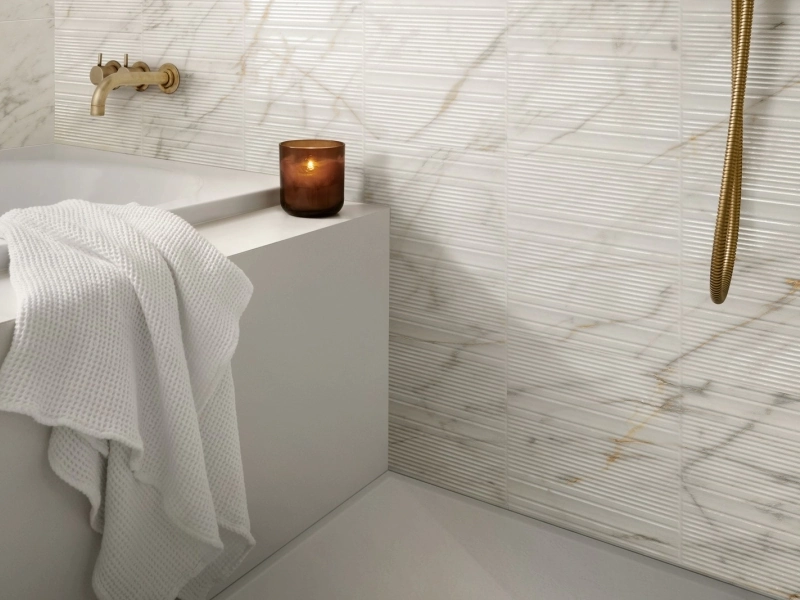 Wielkoformatowy gres Marazzi Fabula Wall efekt marmur w salonie z kominkiem