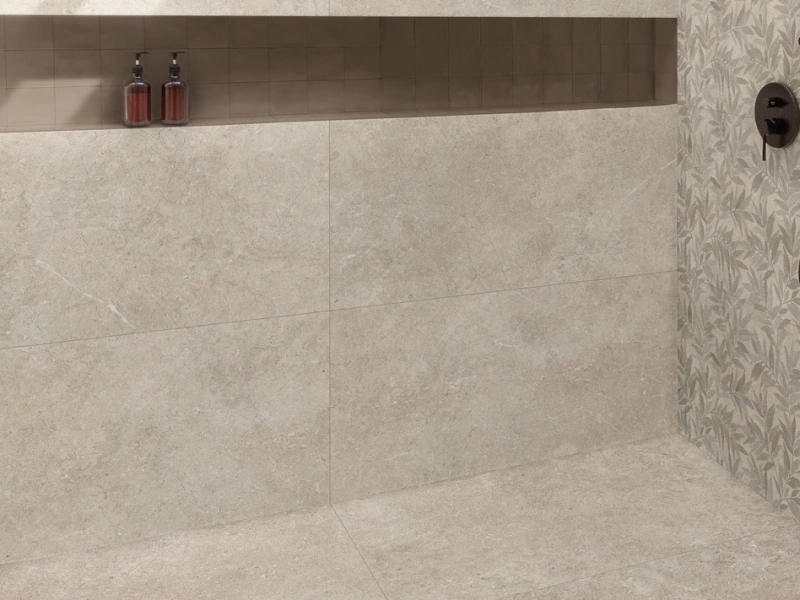 Gres Marazzi Limestone Wall efekt beton w przestronnym salonie z oknami tarasowymi