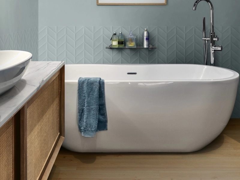Marazzi Flora – gres imitujący kolor w jasnym, przestronnym salonie