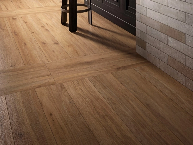 Gres porcelanowy Marazzi Treverktrend drewno w minimalistycznym wnętrzu