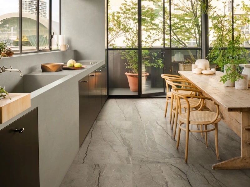 Marazzi Mystone Silver Root gres o efekcie kamienia naturalnego na podłodze w nowoczesnym domu