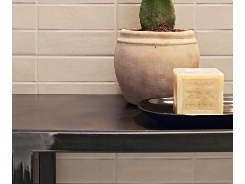 Płytki Marazzi Chalk efekt beton w salonie z otwartą kuchnią