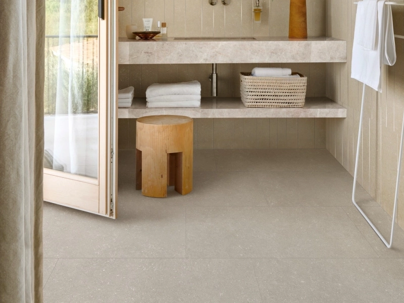 Wielkoformatowy gres Marazzi Mystone Berici efekt kamień naturalny w eleganckiej strefie dziennej