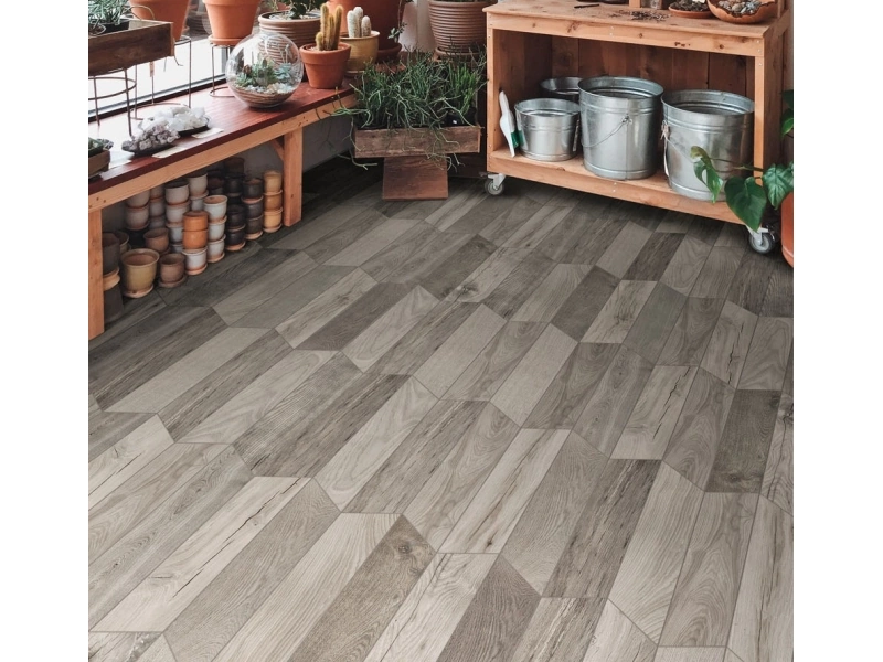 Płytki gresowe Marazzi Treverksoul efekt drewno w eleganckim salonie z dużymi przeszkleniami