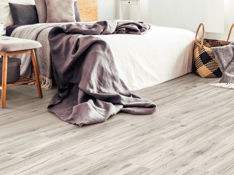 Gres porcelanowy Marazzi Treverkheart drewno w minimalistycznym wnętrzu