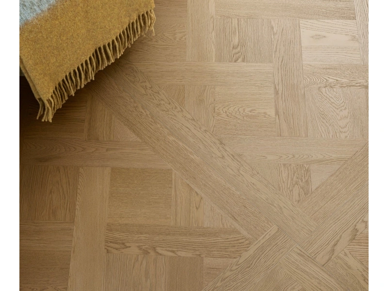 Wielkoformatowy gres Marazzi Intrecci efekt drewno w eleganckiej strefie dziennej