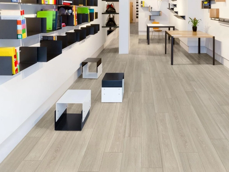 Wielkoformatowy gres Marazzi Treverkview efekt drewno w salonie z kominkiem